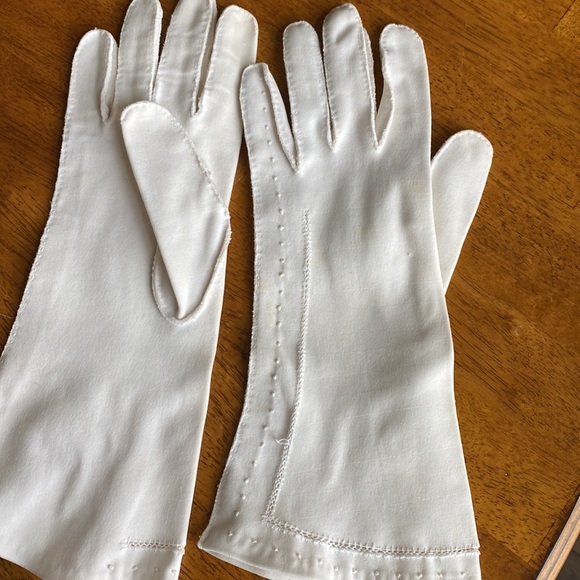 Vintage white long fancy dress gloves. Details on outside of gloves. Fits sm-med - Picture 5 of 6